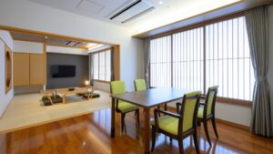 Tatami-Sitzbereich und Esstisch im Gästezimmer