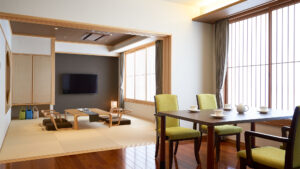 Tatami-Sitzbereich mit Esstisch und Bodenstühlen