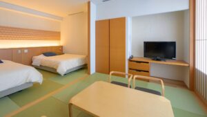 Zwei Einzelbetten in einem Gästezimmer im Tatami-Stil