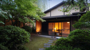 从花园看到的日式旅馆外观和亮灯客房