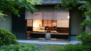 带有矮桌和地垫坐垫的开放式客房入口