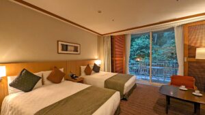 발코니 창이 있는 객실의 트윈 침대