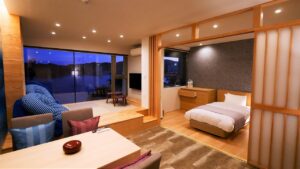 Camera con letto, area salotto e ampia finestra