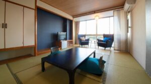 Camera in tatami con tavolo basso e sedie accanto alla finestra