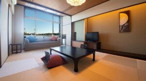 Camera in tatami con tavolo basso e panca accanto alla finestra