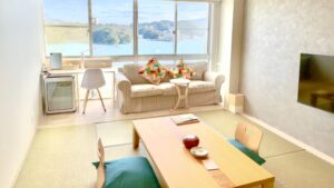 Camera in tatami con tavolo basso, divano e vista dalla finestra