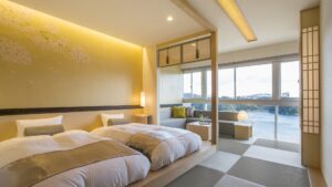 Letti singoli in una camera in tatami accanto alle finestre