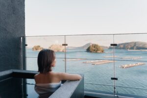 Donna in un bagno privato con vista sul mare