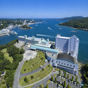 Veduta aerea degli edifici dell’hotel accanto a una baia costiera