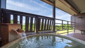 Bagno privato all'aperto con ringhiera del balcone e vista sul verde
