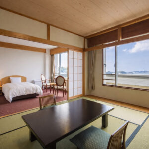 Camera in tatami con tavolo basso e letti adiacenti