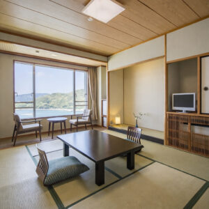 Camera in tatami con tavolo basso e sedie vicino alla finestra