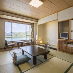 Camera in tatami con tavolo basso e sedie vicino alla finestra