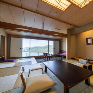 Camera in tatami con tavolo basso e sedie vicino alla finestra