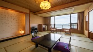 Camera in tatami con tavolo basso e sedie vicino alla finestra