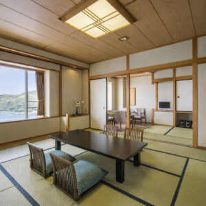 Camera in tatami con tavolo basso e sedie da pavimento