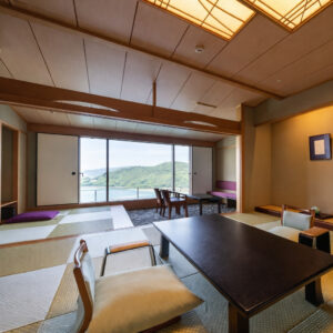Camera in tatami con tavoli bassi e sedie