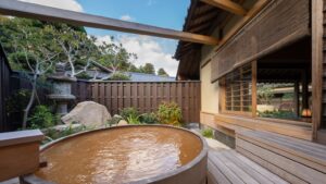 Baño exterior redondo de madera junto a la terraza de la habitación