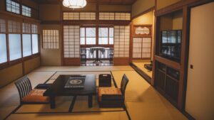 Habitación de tatami con mesa baja y sillas de suelo