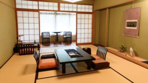 Habitación de tatami con mesa baja y sillas de suelo