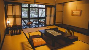 Habitación de tatami con mesa baja y cojines de suelo