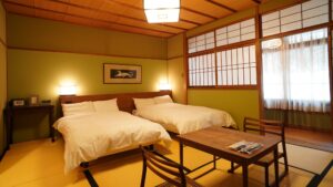 Camas individuales en una habitación de ryokan con tatami