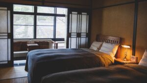 Dos camas individuales en una habitación tradicional japonesa