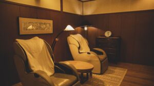 Dos sillones de masaje en una habitación con paneles de madera