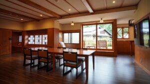 Mesa y sillas de madera en una amplia habitación de estilo tatami