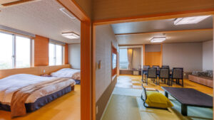 带双床和榻榻米休息区的客房