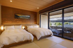 阳台窗边榻榻米客房内的双床