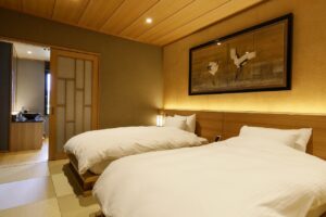 日式旅馆客房中的两张床