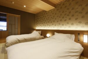 柔和灯光下的客房内有两张床