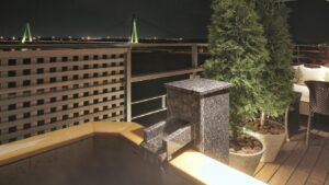 夜晚阳台上的露天浴池