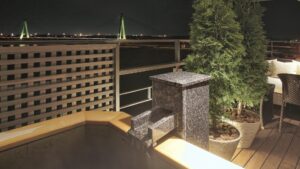 夜晚阳台上的私人露天浴池