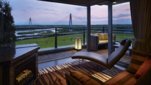 带阳台座位的客房所见河景