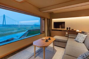 大窗景观旁的沙发休息区