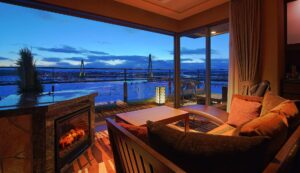 面向露天阳台浴池的沙发休息区