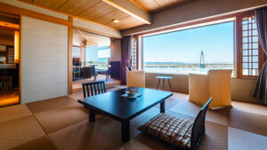 窗边设有矮桌和座椅的榻榻米客房