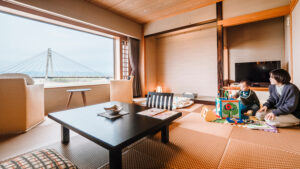 带矮桌、椅子和窗景的榻榻米房间