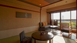 带有桌子、沙发、椅子和阳台景观的榻榻米客房