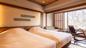 靠窗休息区旁的双床。