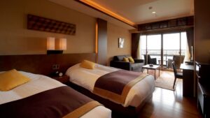 带沙发座位的客房内双床