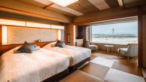 带窗边座位的榻榻米房内的双床