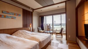 带阳台座位的客房双床