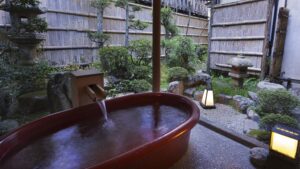 専用庭園の中庭にある露天木風呂