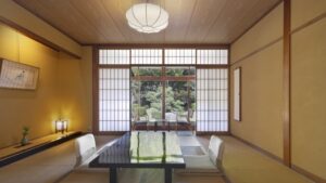 ローテーブルと座椅子のある畳の部屋