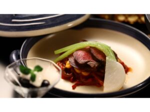 肉料理と小さなデザートのクローズアップ。