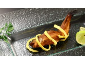 レモンを添えた焼き魚。