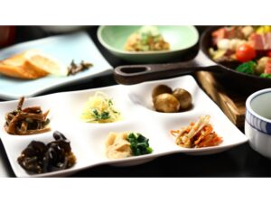 お膳と皿に盛られた和食